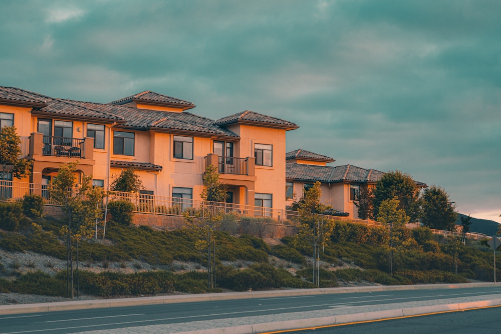 a row of houses sitting on the side of a road