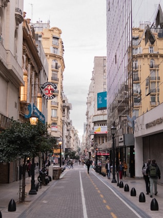 A panoramic view of a bustling city street in Córdoba, showcasing everyday life.