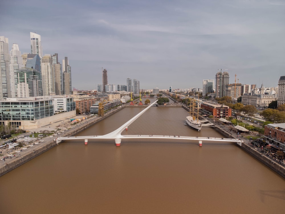 uma vista aérea de um rio com uma ponte no meio