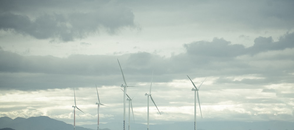Um grupo de moinhos de vento em um dia nublado