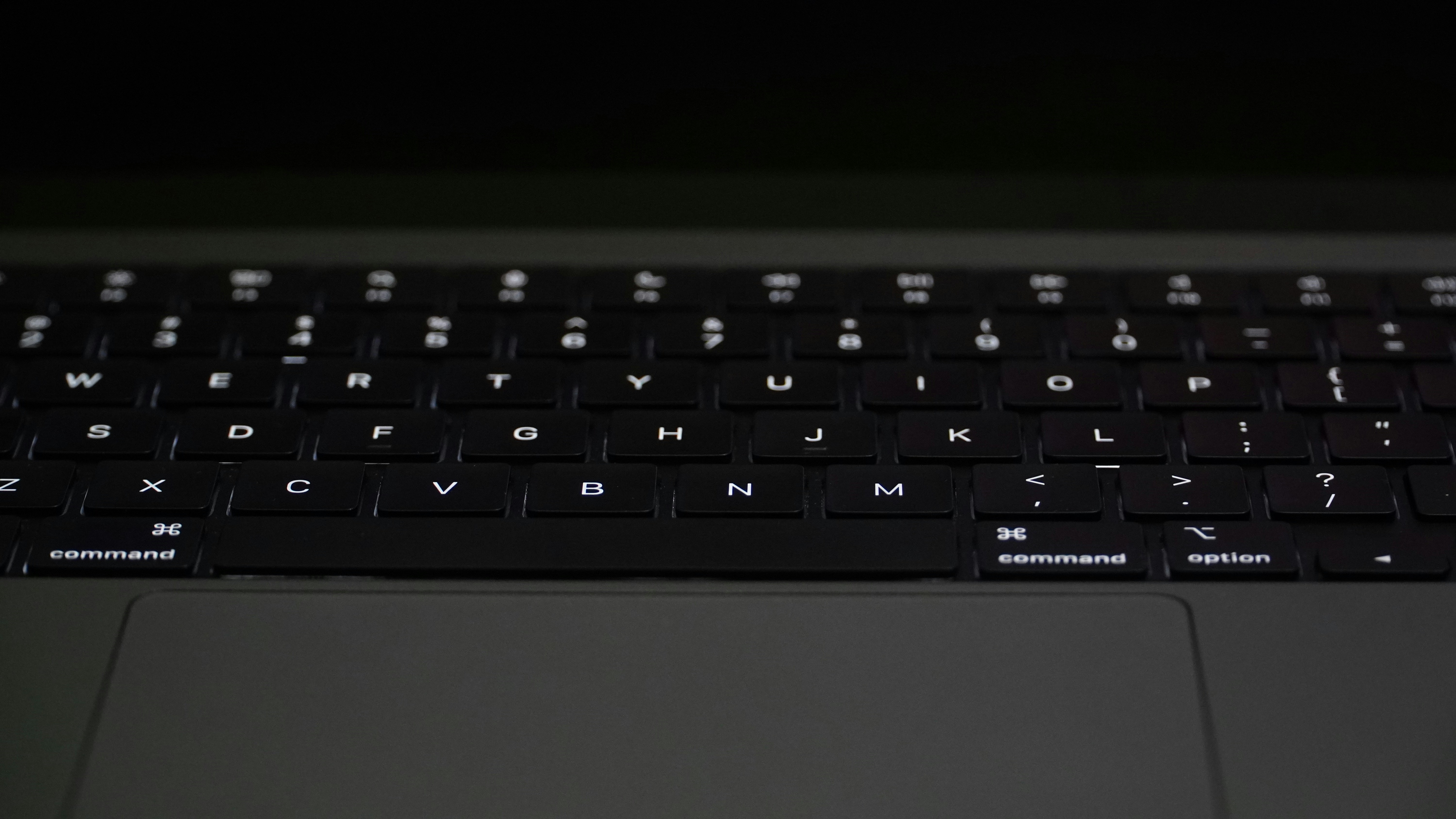 Nahaufnahme einer schwarzen Tastatur auf einem Laptop