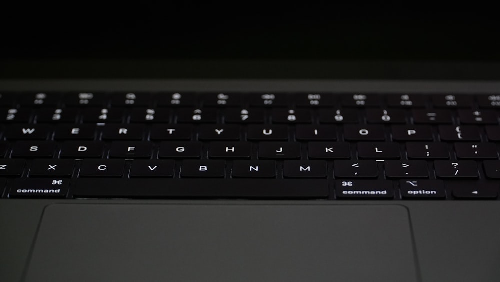Nahaufnahme einer schwarzen Tastatur auf einem Laptop