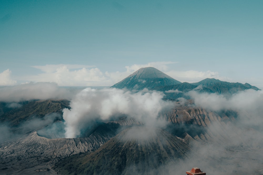 uma vista de uma cordilheira com nuvens em primeiro plano