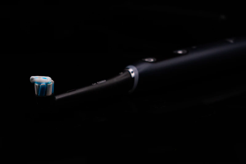 premium electric toothbrush with charging base (variant 2)