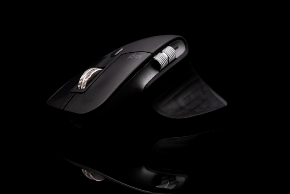 um mouse de computador sentado em cima de uma superfície preta