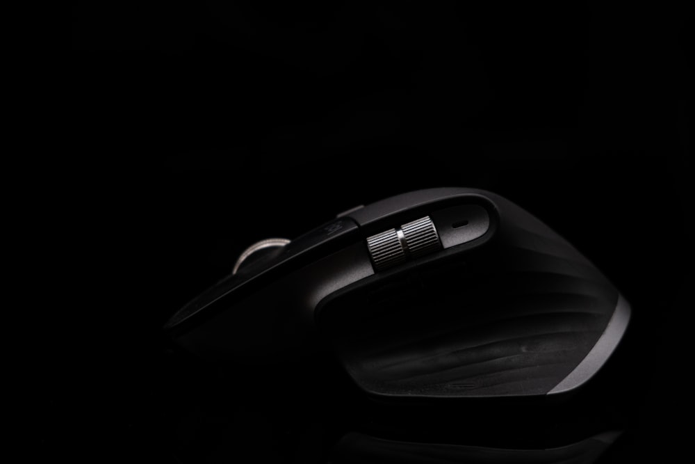 um close up de um mouse em uma superfície preta