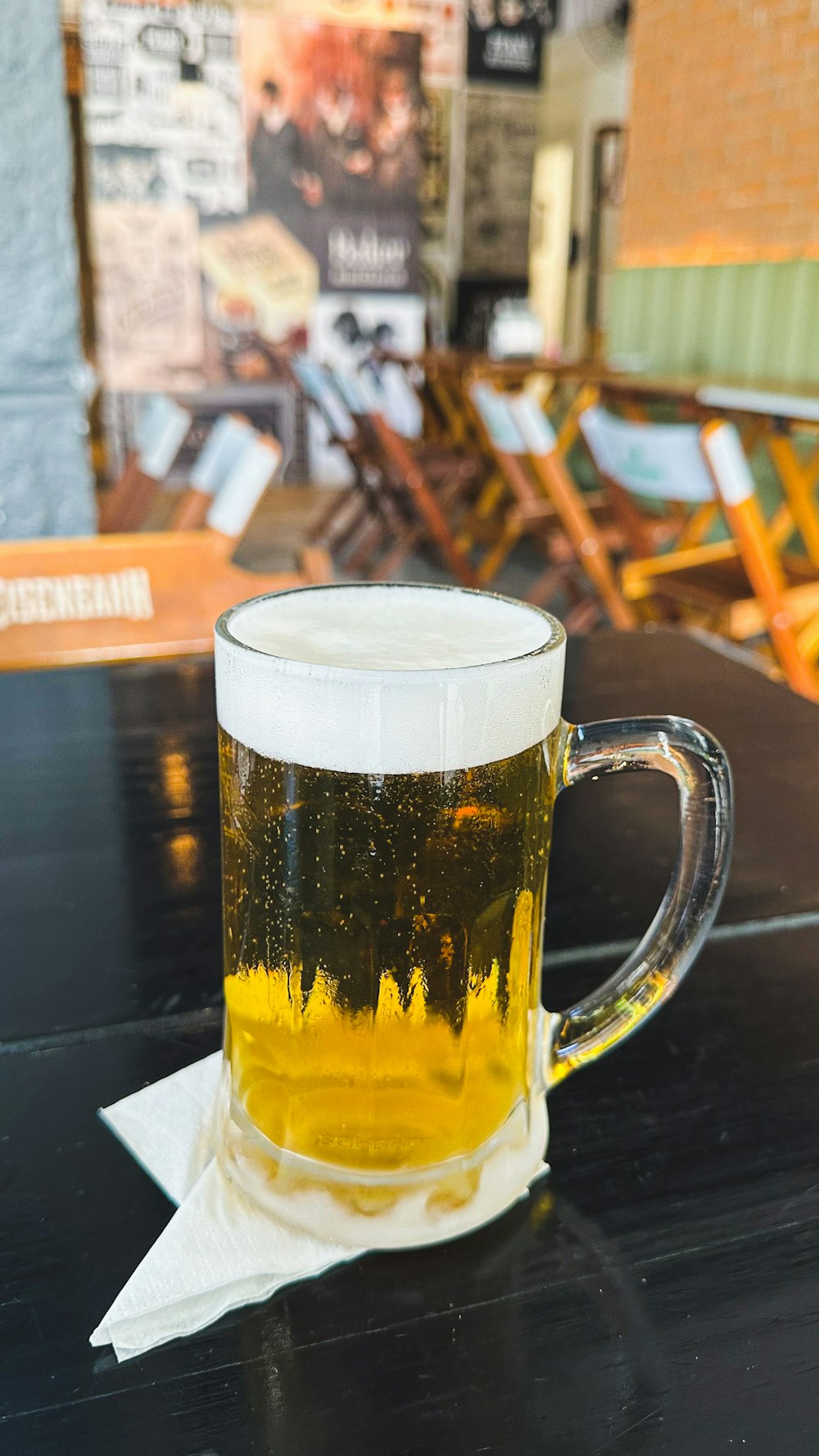 un bicchiere di birra seduto sopra un tavolo