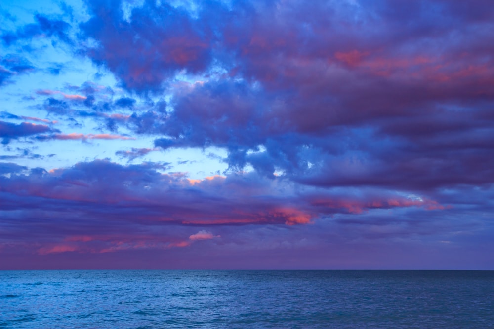 Un grande specchio d'acqua sotto un cielo nuvoloso