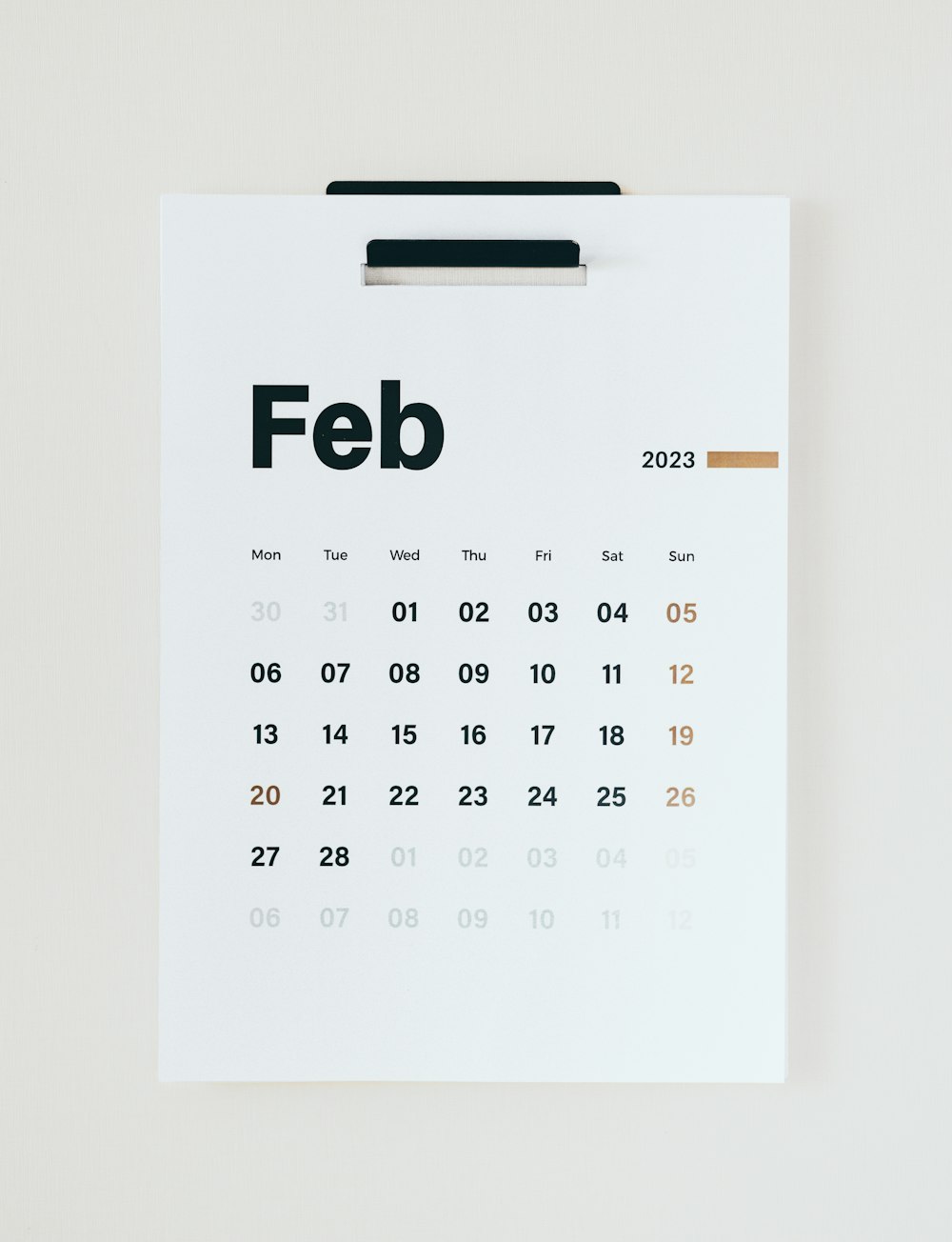 Un calendario con la palabra Feb en él