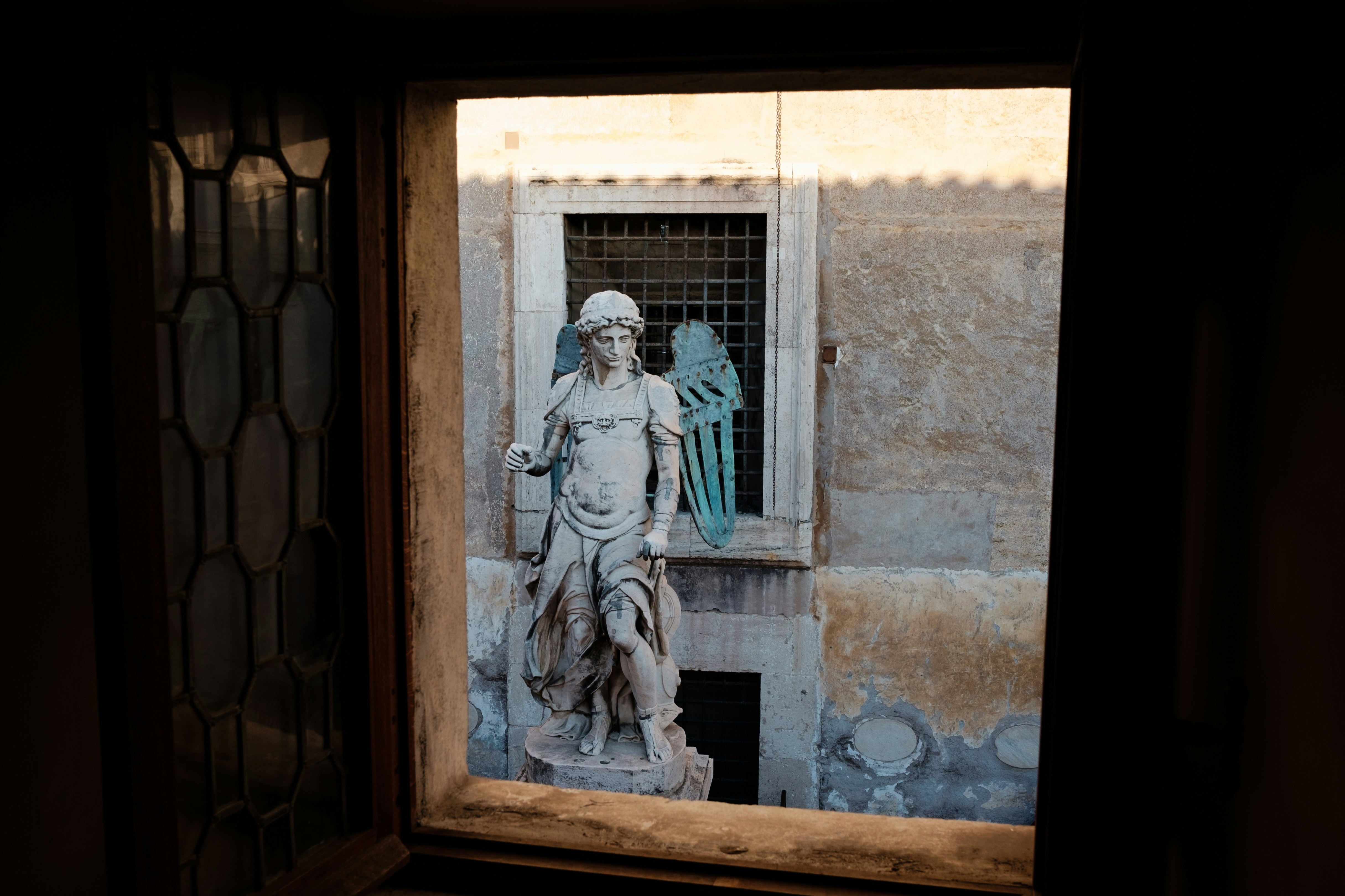 A statue of a man standing in front of a window photo – Free Italy ...