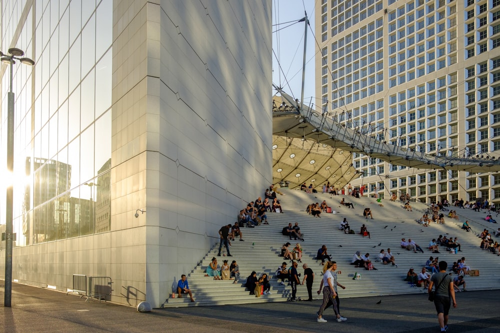 Un grupo de personas subiendo y bajando un conjunto de escaleras