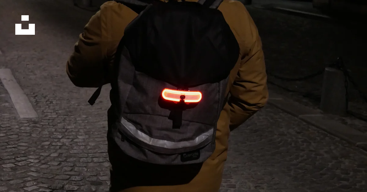 Una persona con una luz de fondo al caminar por una calle foto – Imagen ...