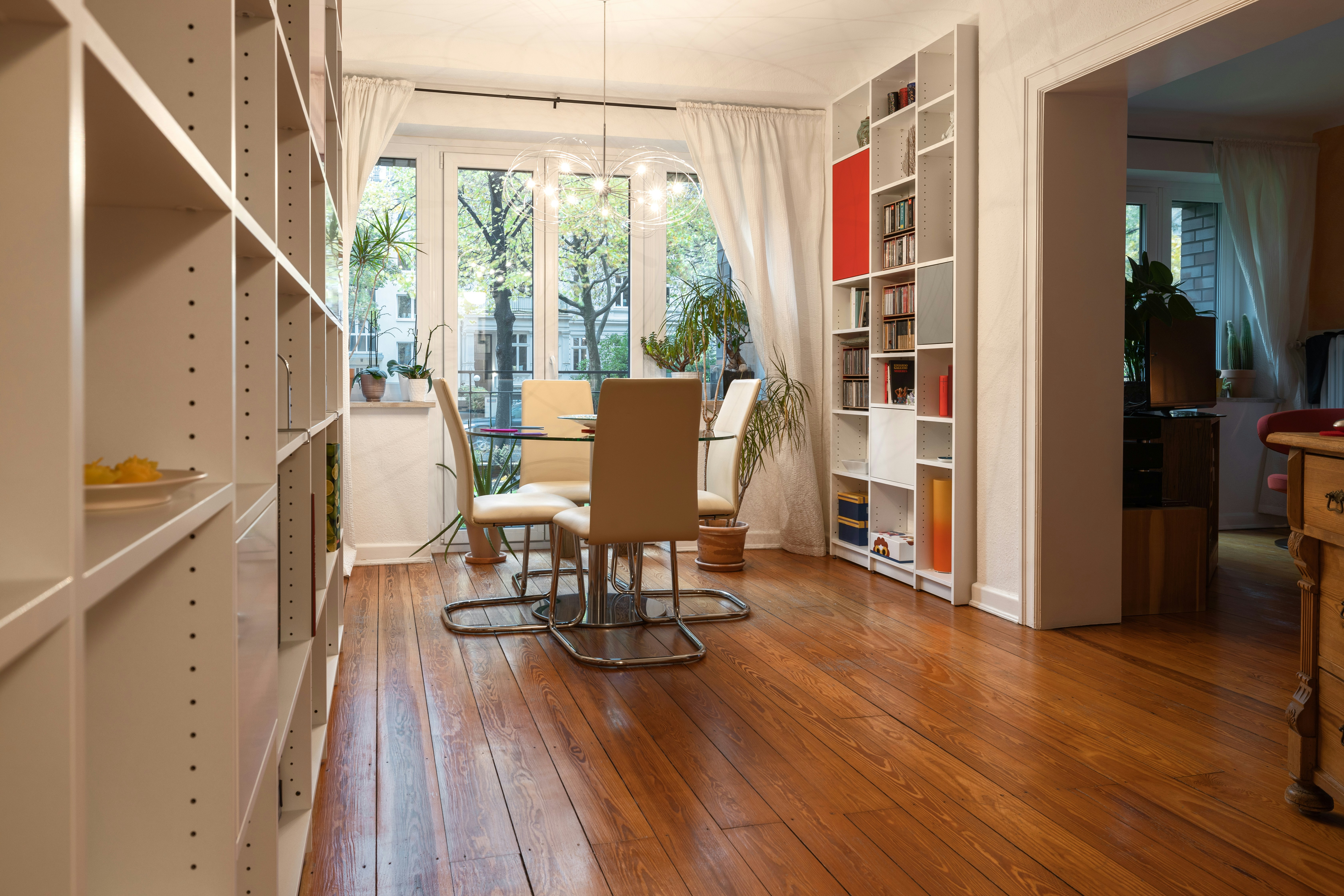 Ceiling-high shelf in a material combination of MDF and lacquered front.