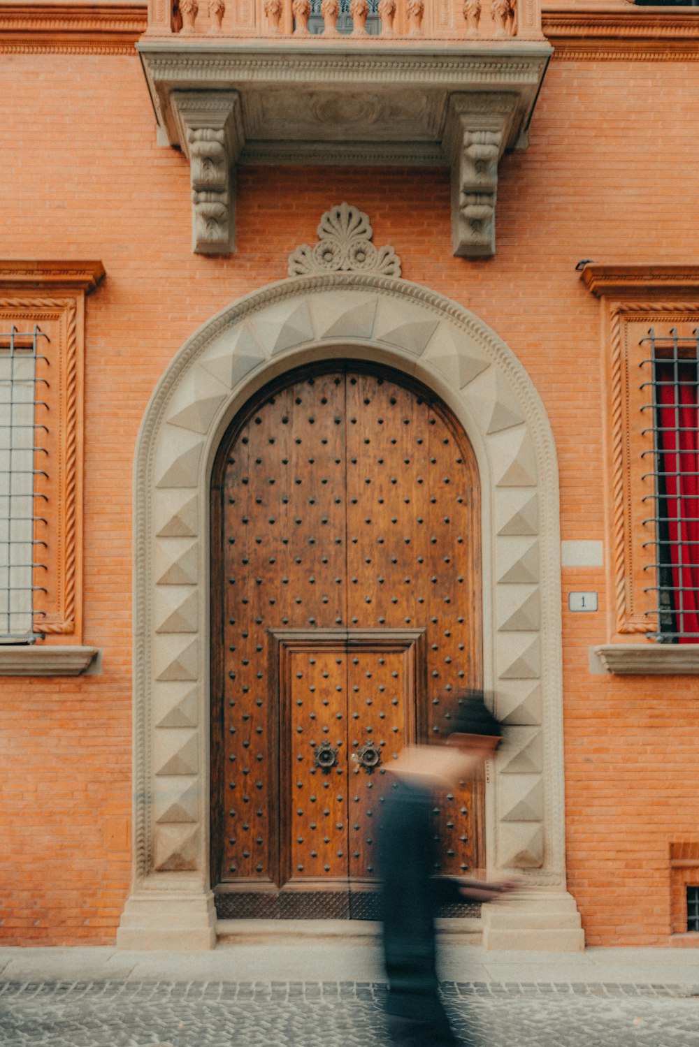 Una foto borrosa de una persona caminando frente a un edificio