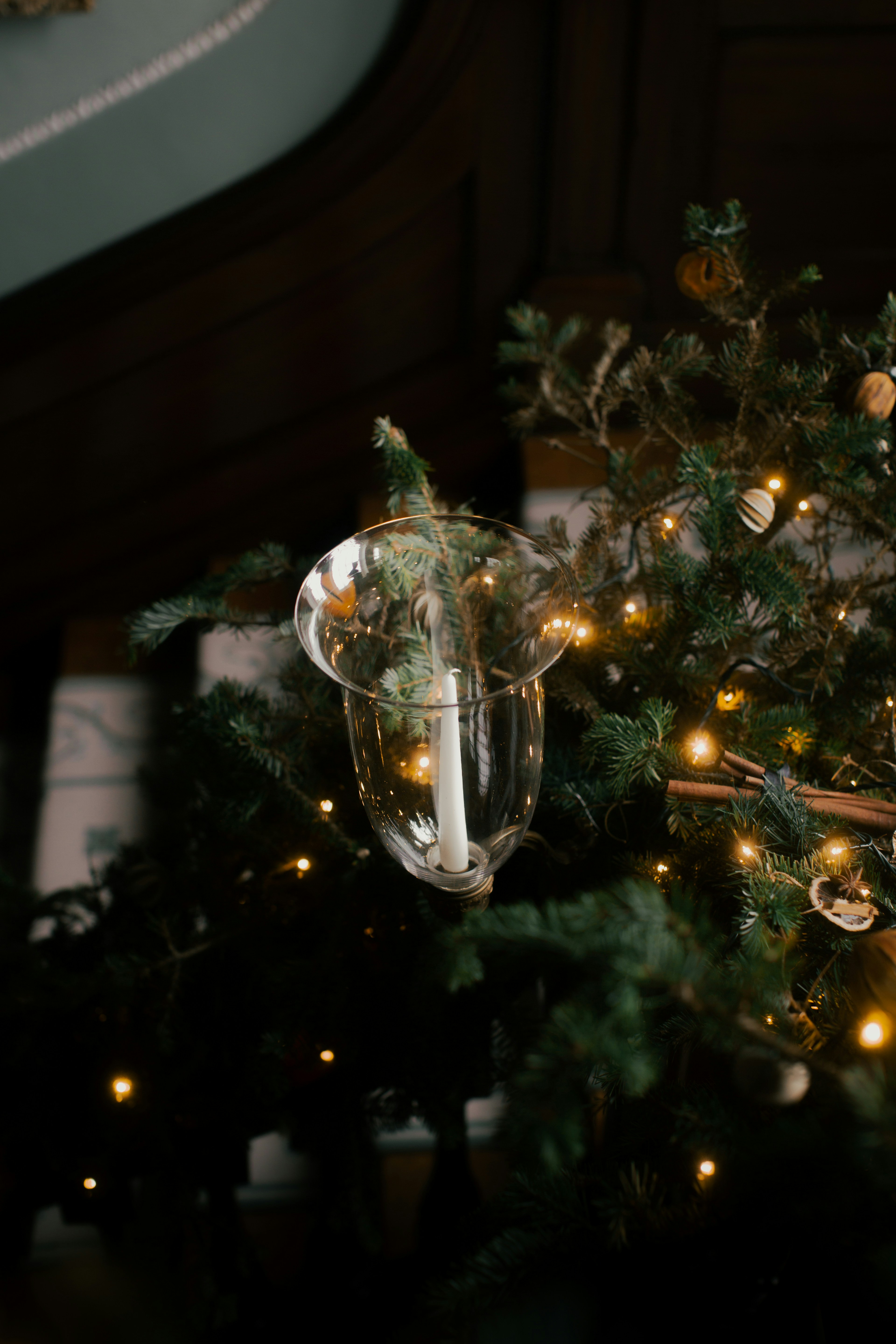 Un árbol de Navidad con una vela encendida