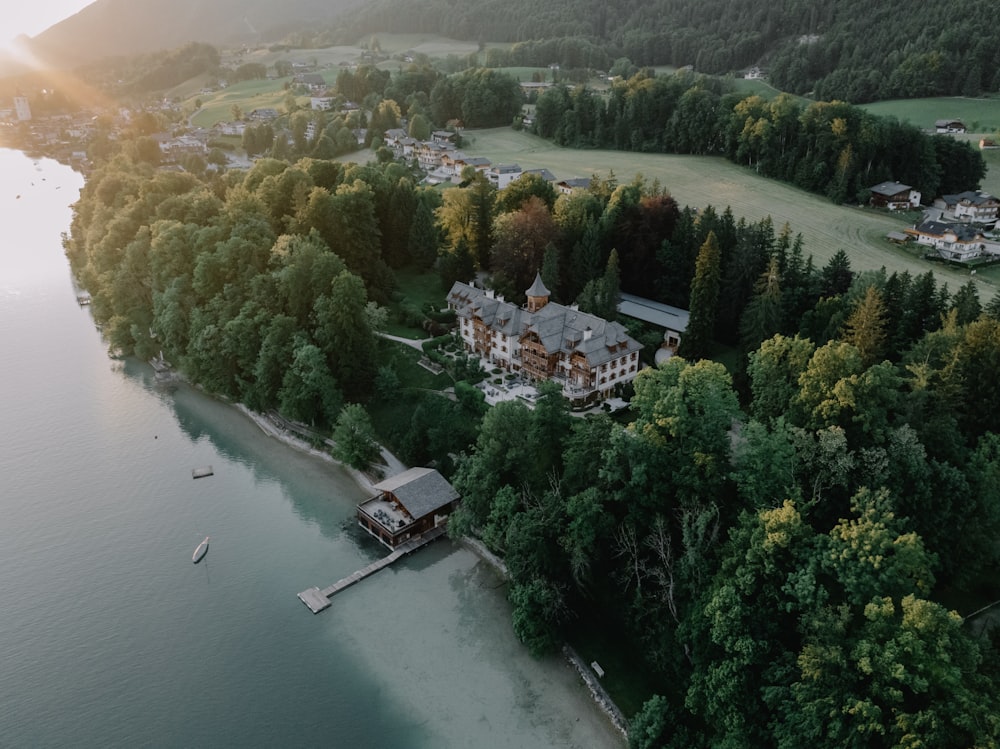 Una vista aerea di una casa su un lago