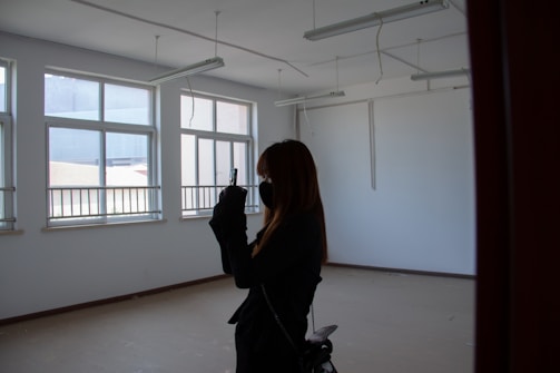 A friendly Parisian cleaning professional answering a phone call in a bright, modern apartment.