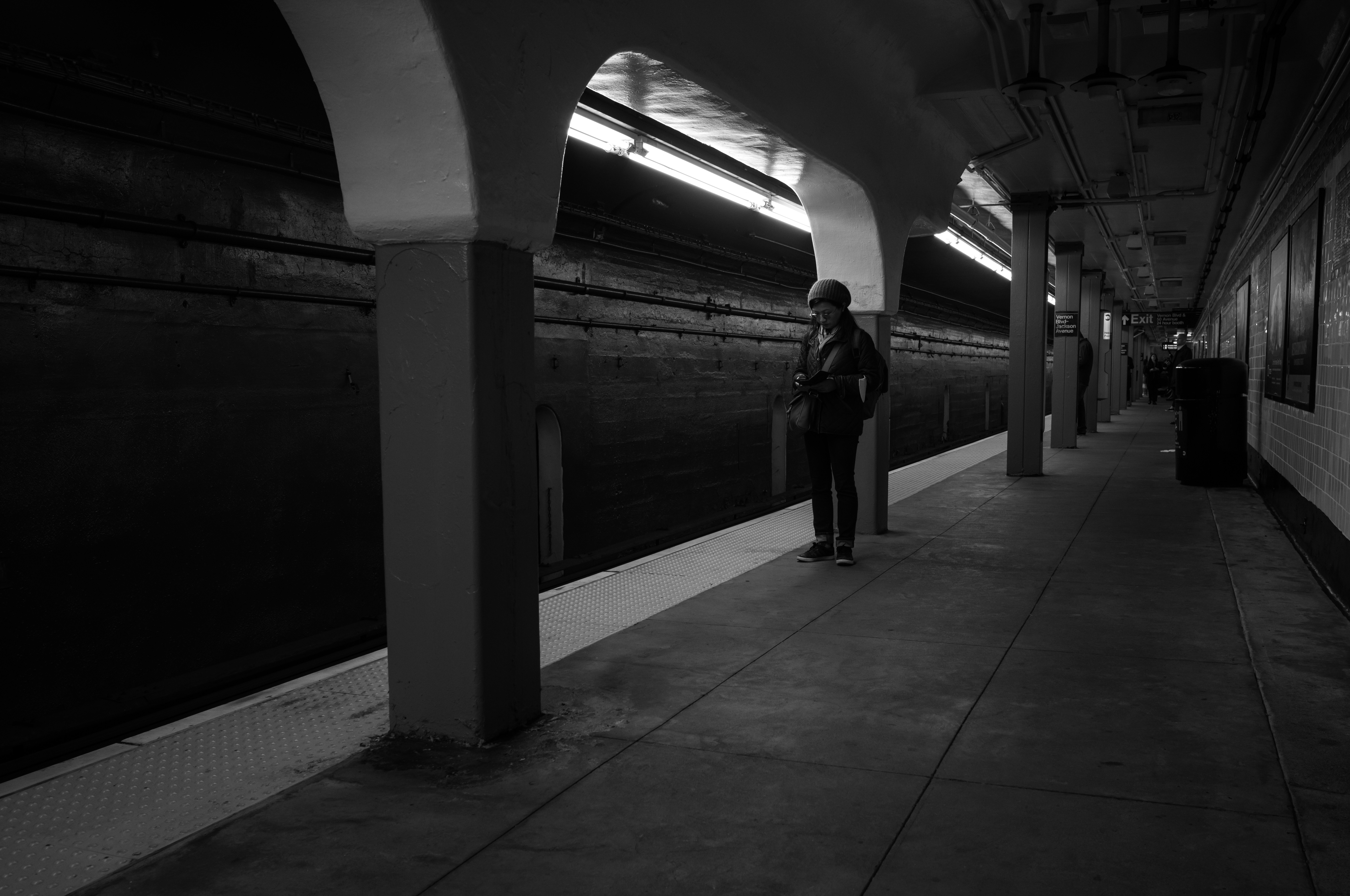 uma pessoa em pé em uma plataforma ao lado de um trem