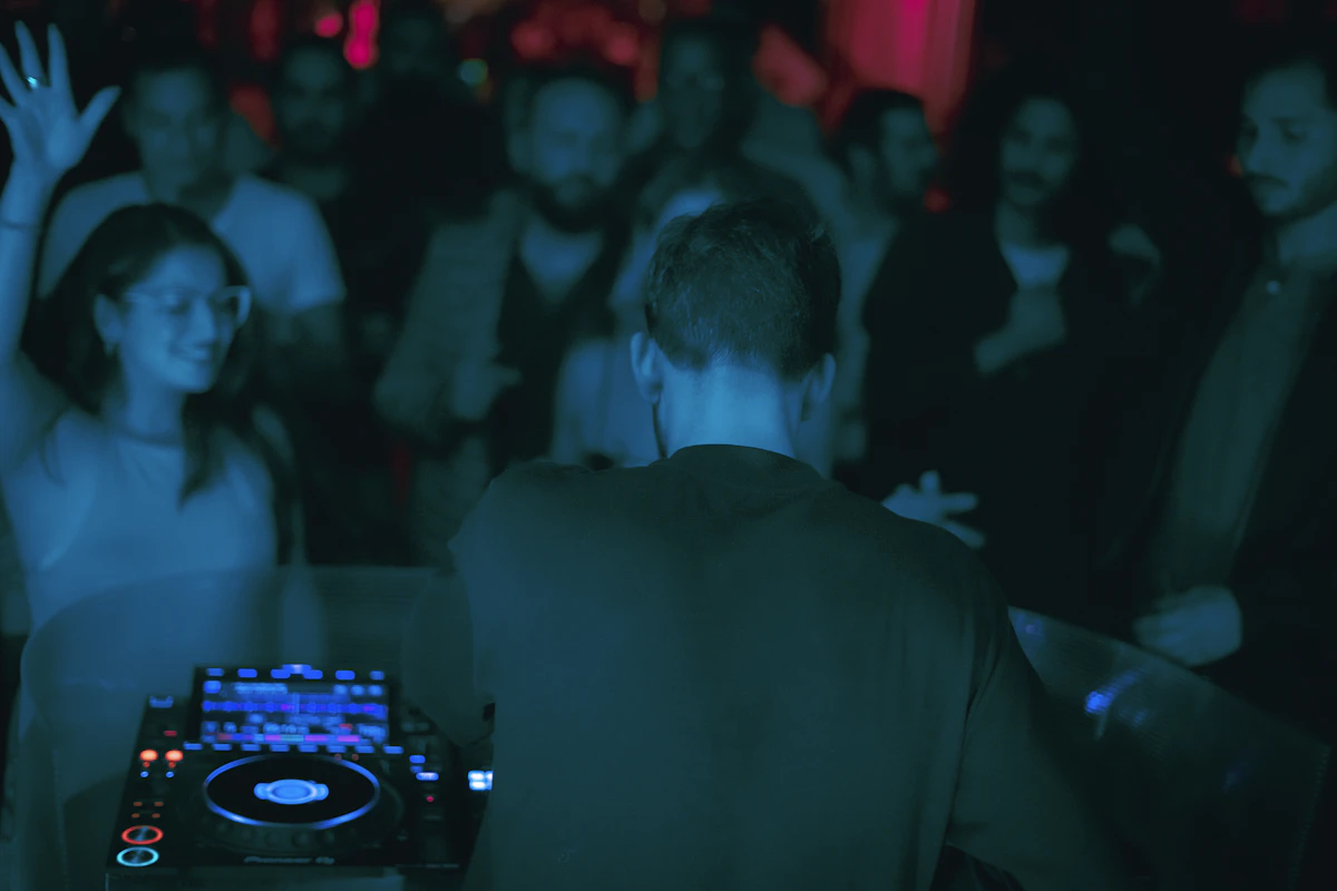 DJ mezclando frente a una pista llena de gente