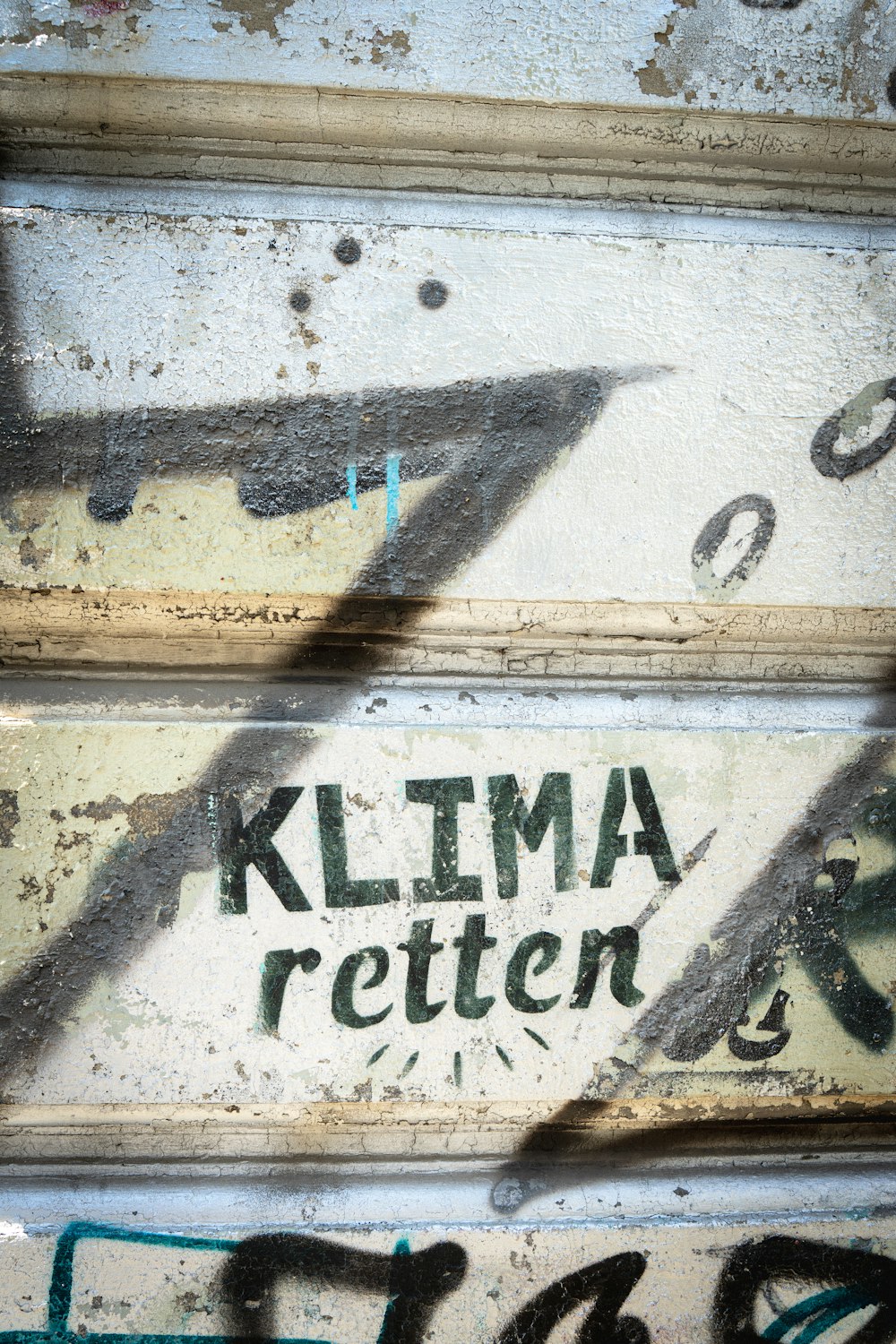 graffiti on the side of a building that says klima retten