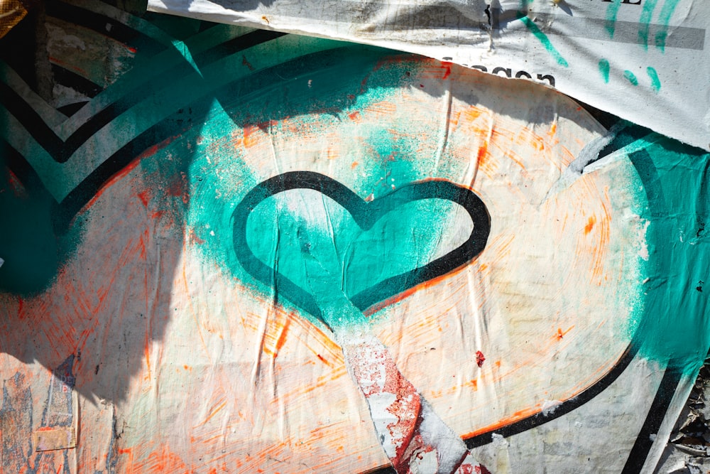 un cœur peint sur le côté d’un bâtiment