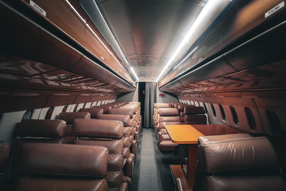 o interior de um trem com assentos de couro