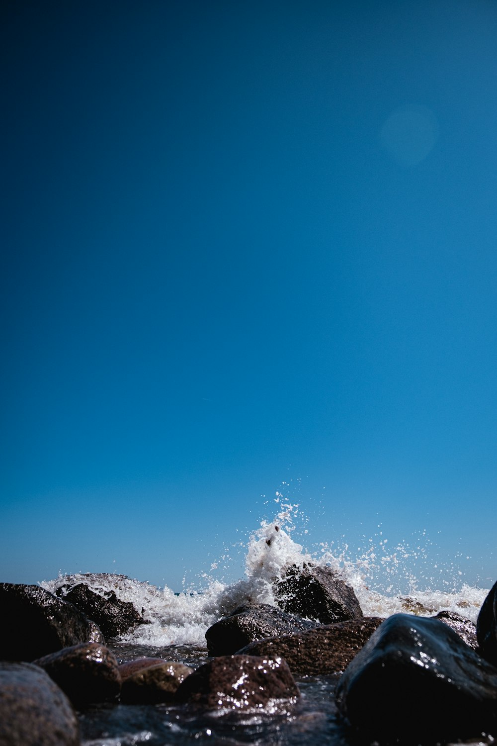 Un homme sur une planche de surf au sommet d’une vague
