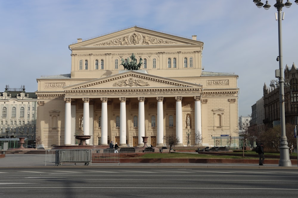 un grand bâtiment avec des colonnes et une statue au-dessus