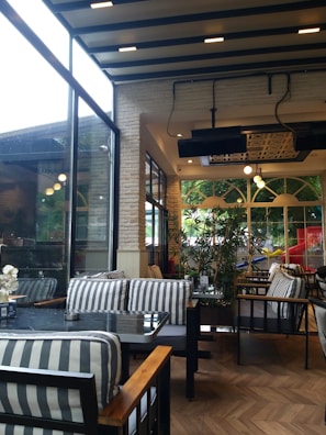 Cozy café ambiance shown through a detailed 360-degree view.