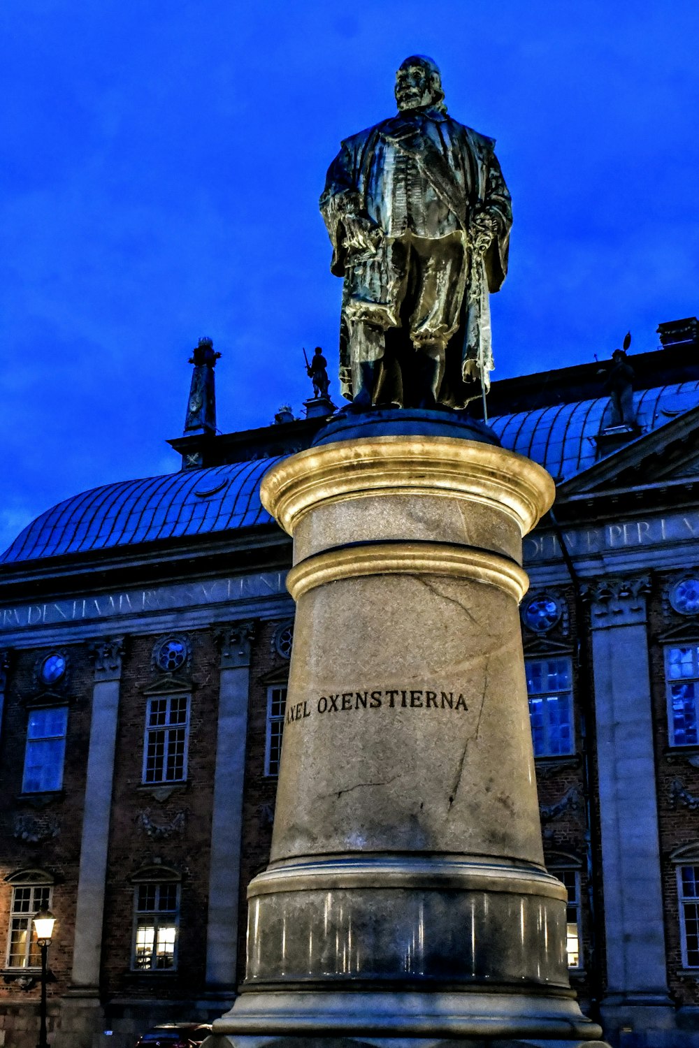 a statue of a man in front of a building