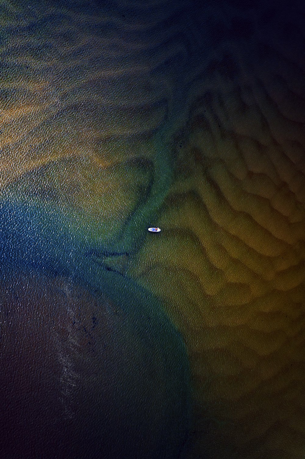 un petit bateau flottant au-dessus d’un plan d’eau