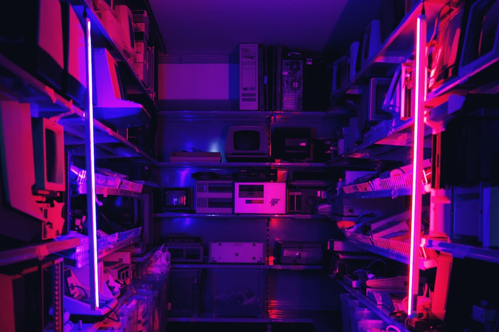 Una stanza piena di molte luci viola e rosse