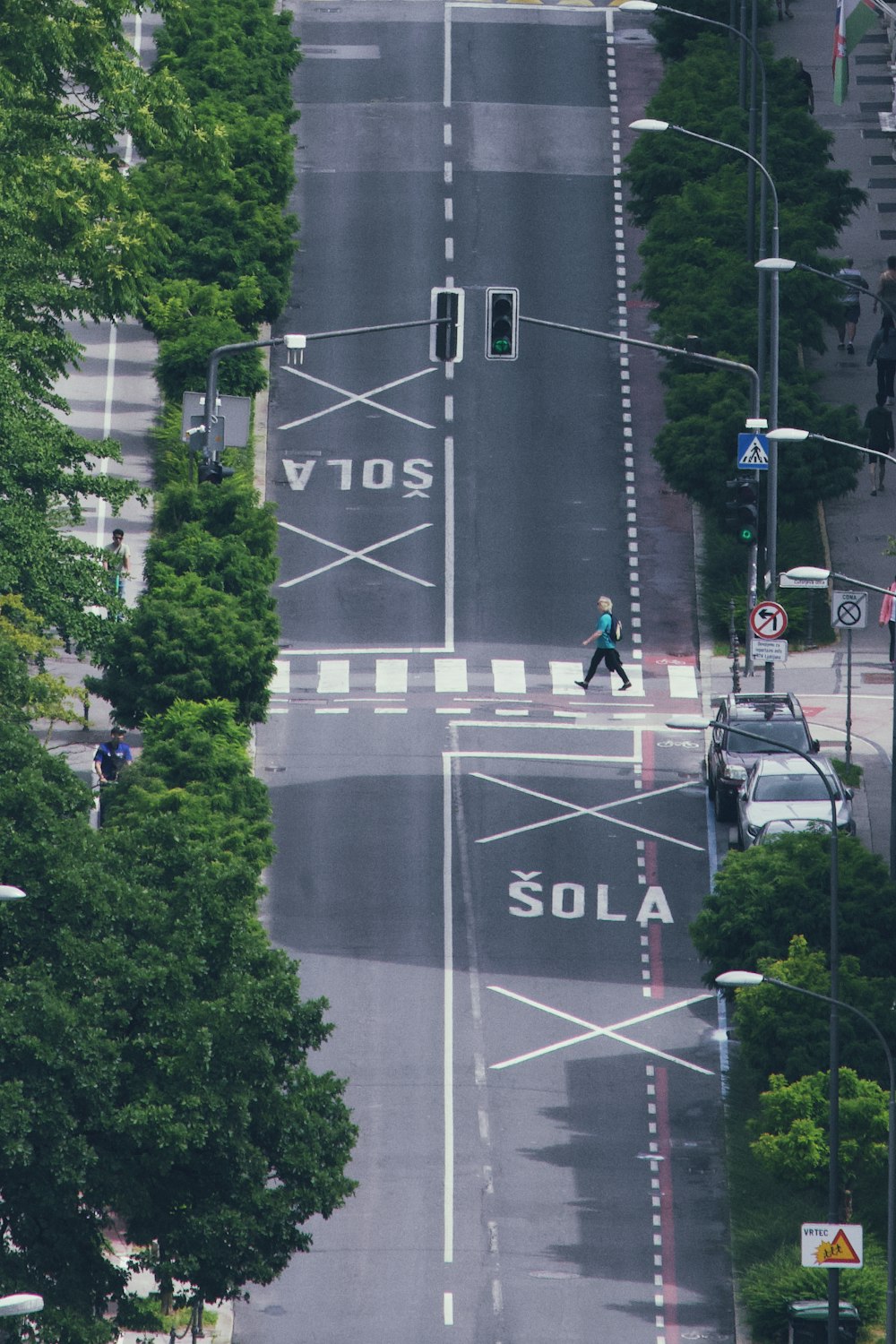 uma pessoa atravessando uma rua em uma cidade