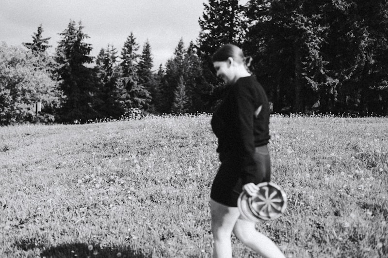 stilig man går genom grässfält