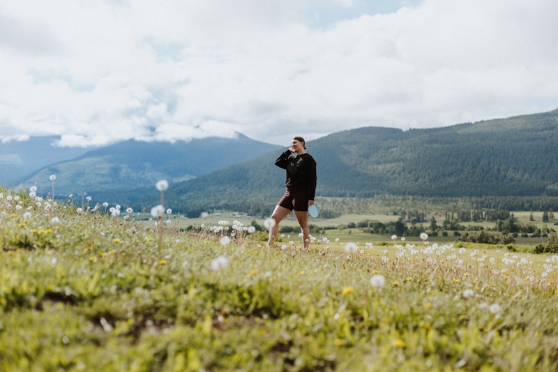 man på grön bergsluttning