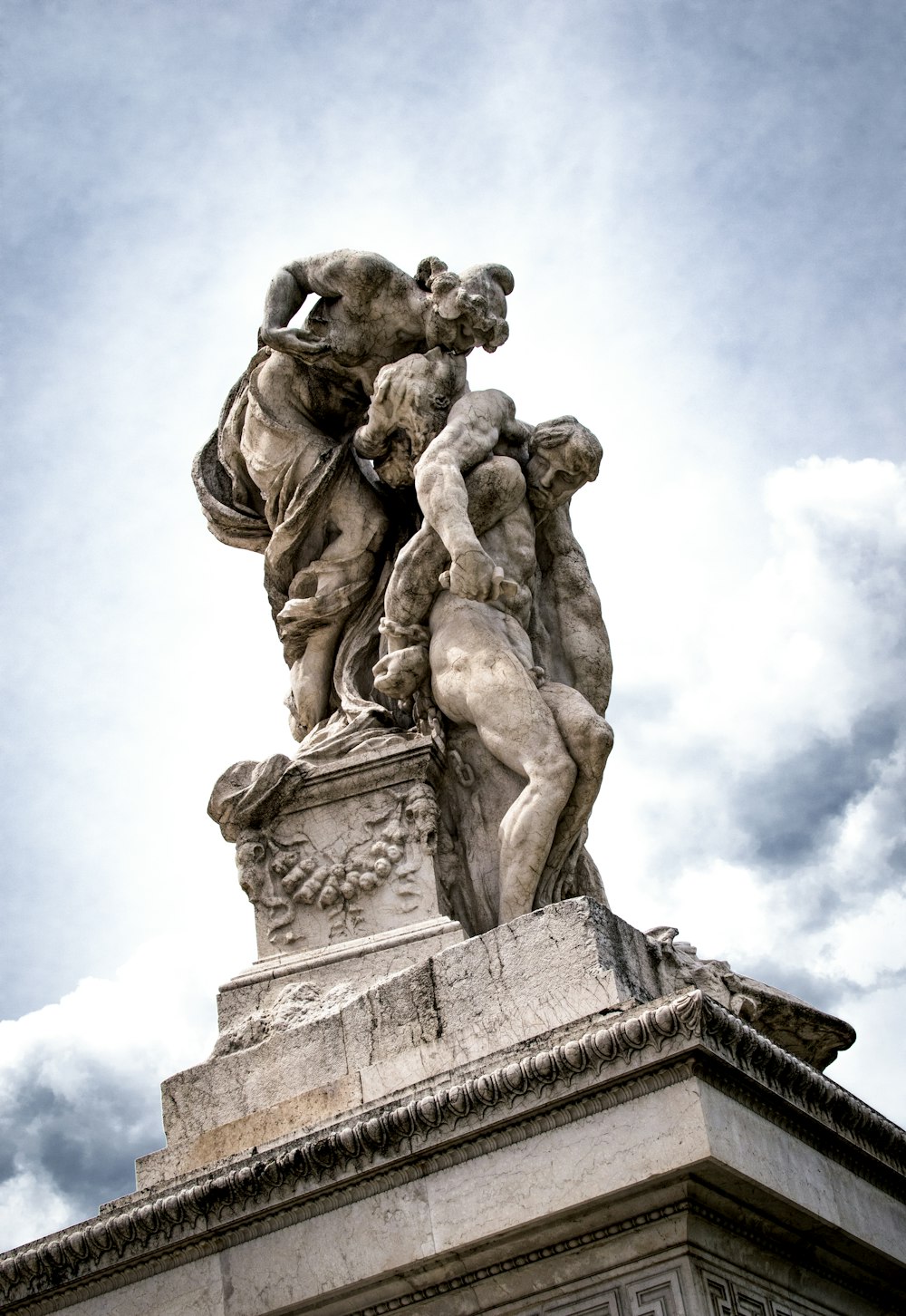 女性を抱く男の像