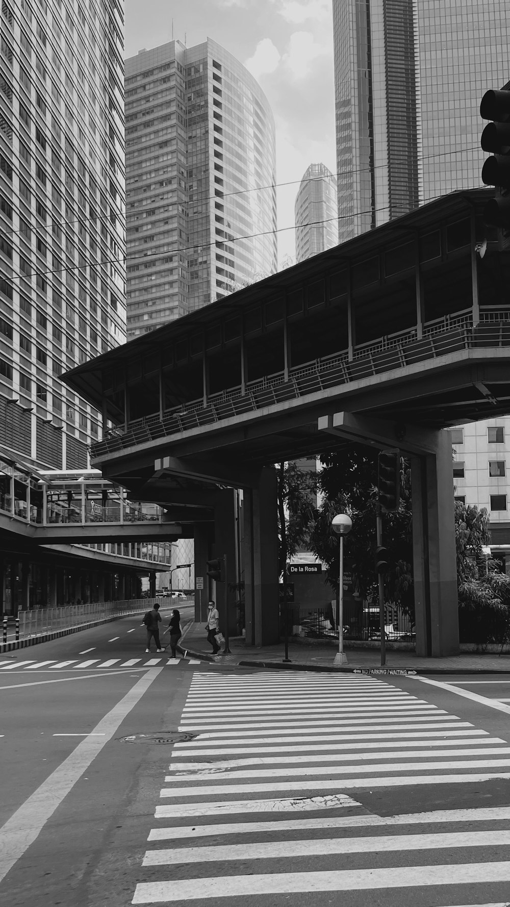 Una foto in bianco e nero di una strada della città