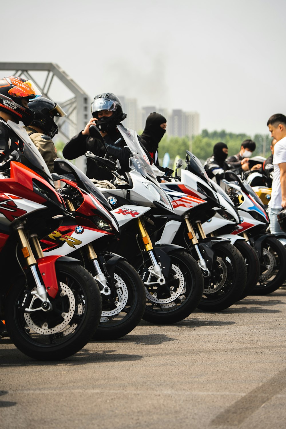 a row of motorcycles parked next to each other