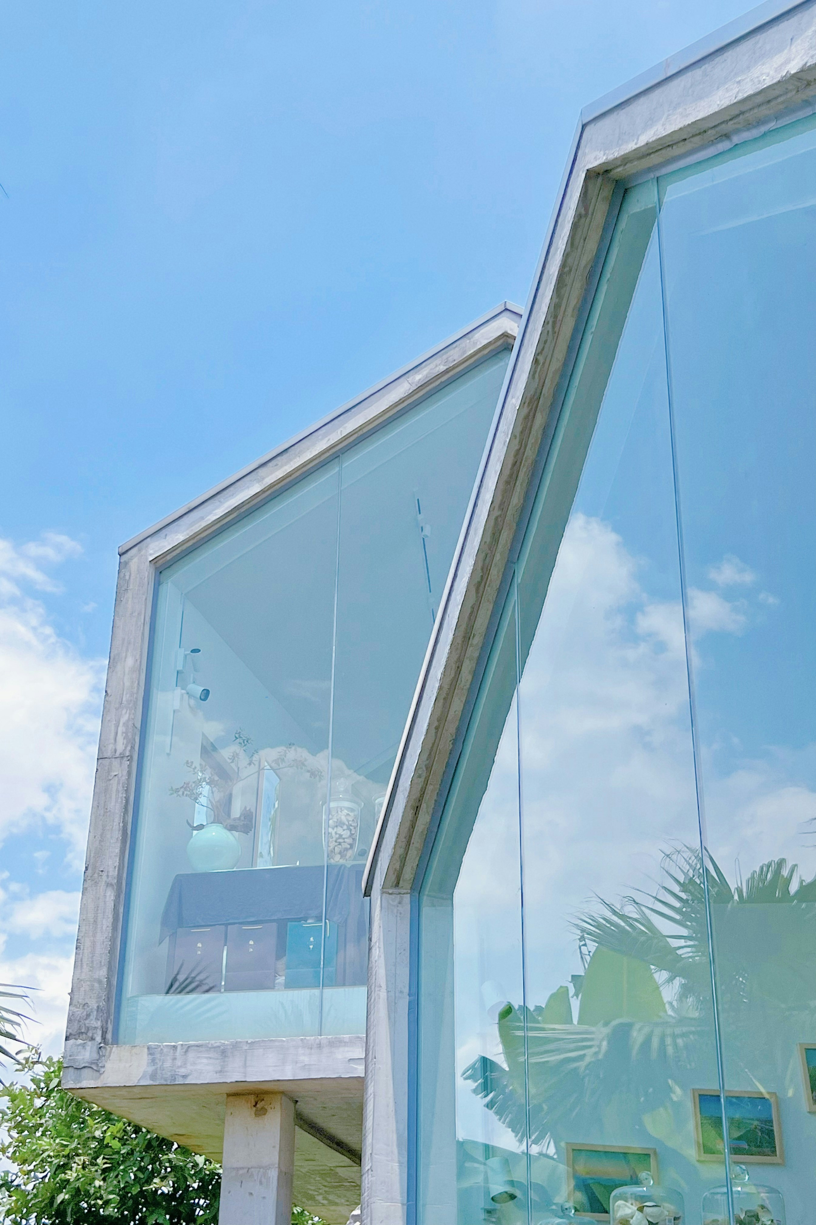 ein Haus mit einem großen Glasfenster an der Seite