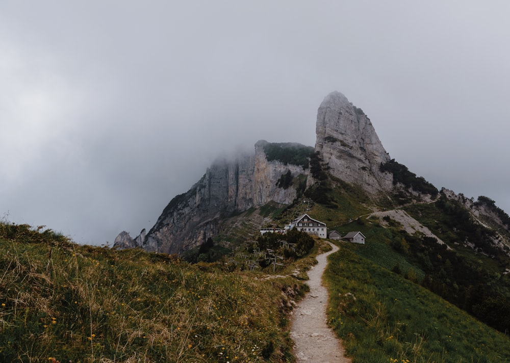 um caminho que leva a uma casa no topo de uma montanha