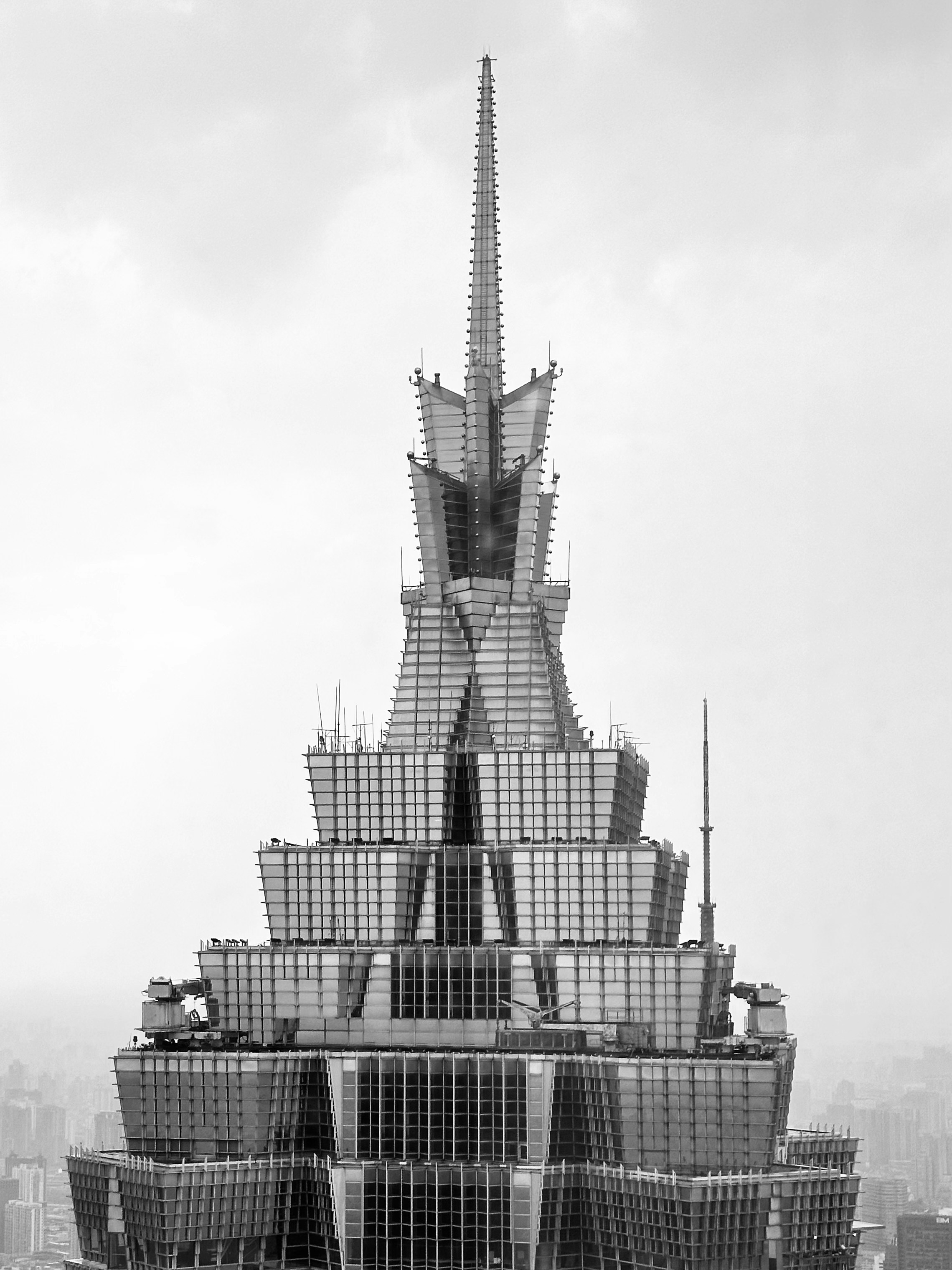 um edifício muito alto com uma torre muito alta