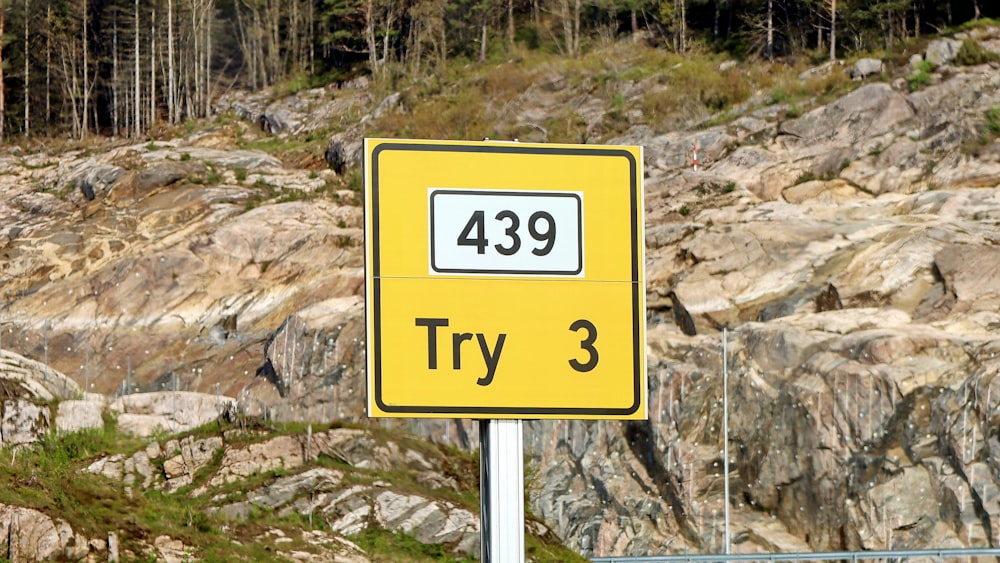 ein gelbes Schild mit der Aufschrift Try 3 darauf