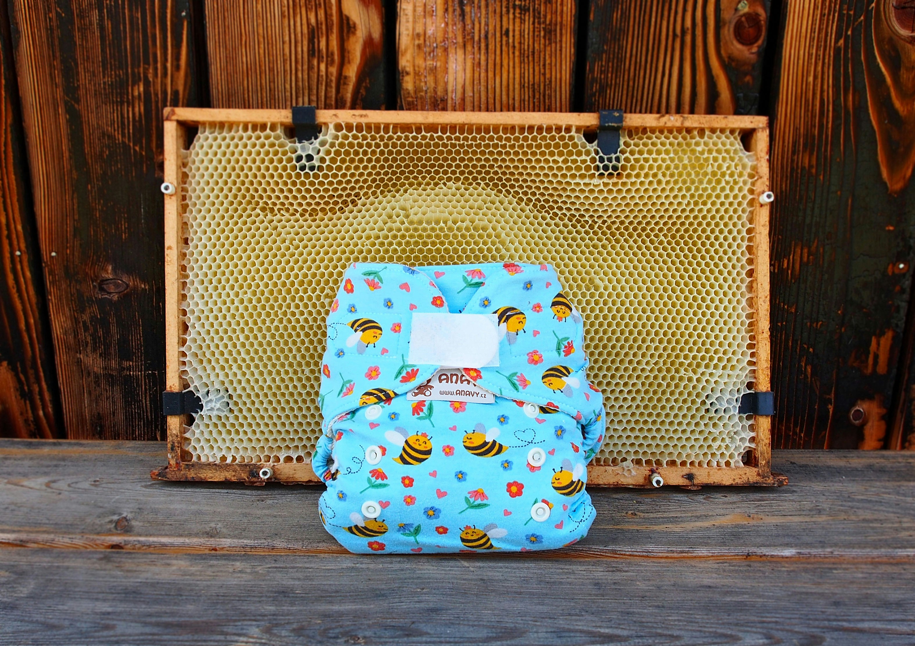 ein blauer Rucksack, der auf einem Holzboden sitzt