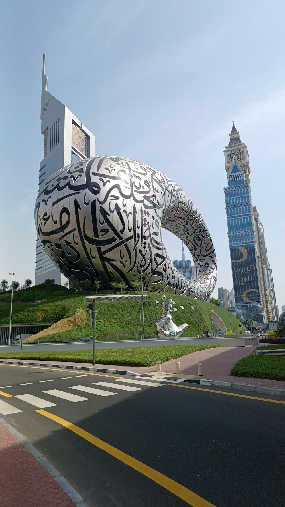 Una gigantesca scultura di tartaruga di fronte a un edificio