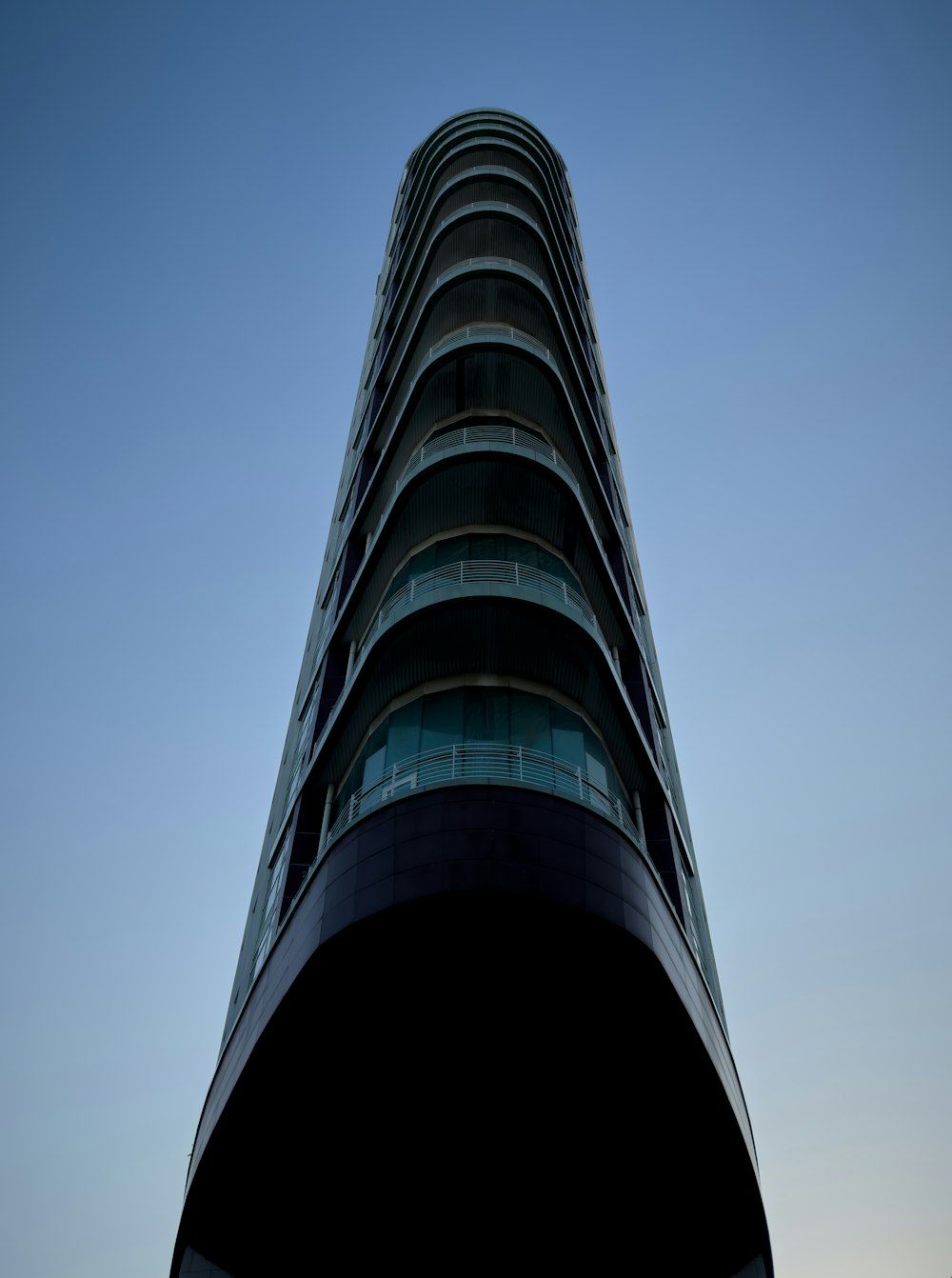 Un edificio molto alto con un cielo sullo sfondo