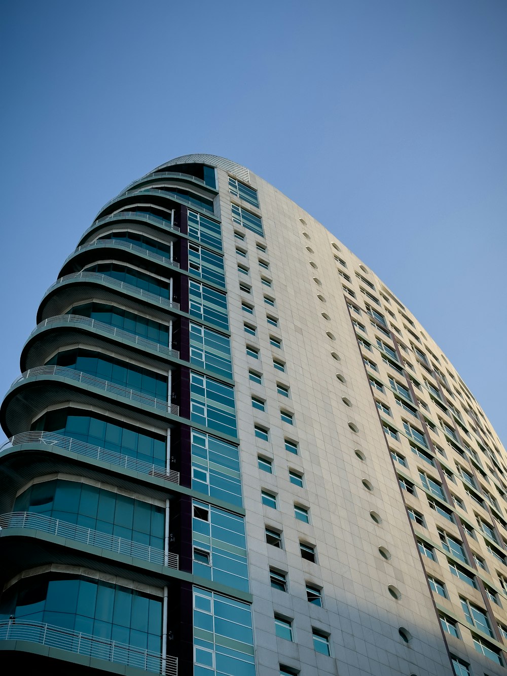 Un edificio molto alto con molte finestre