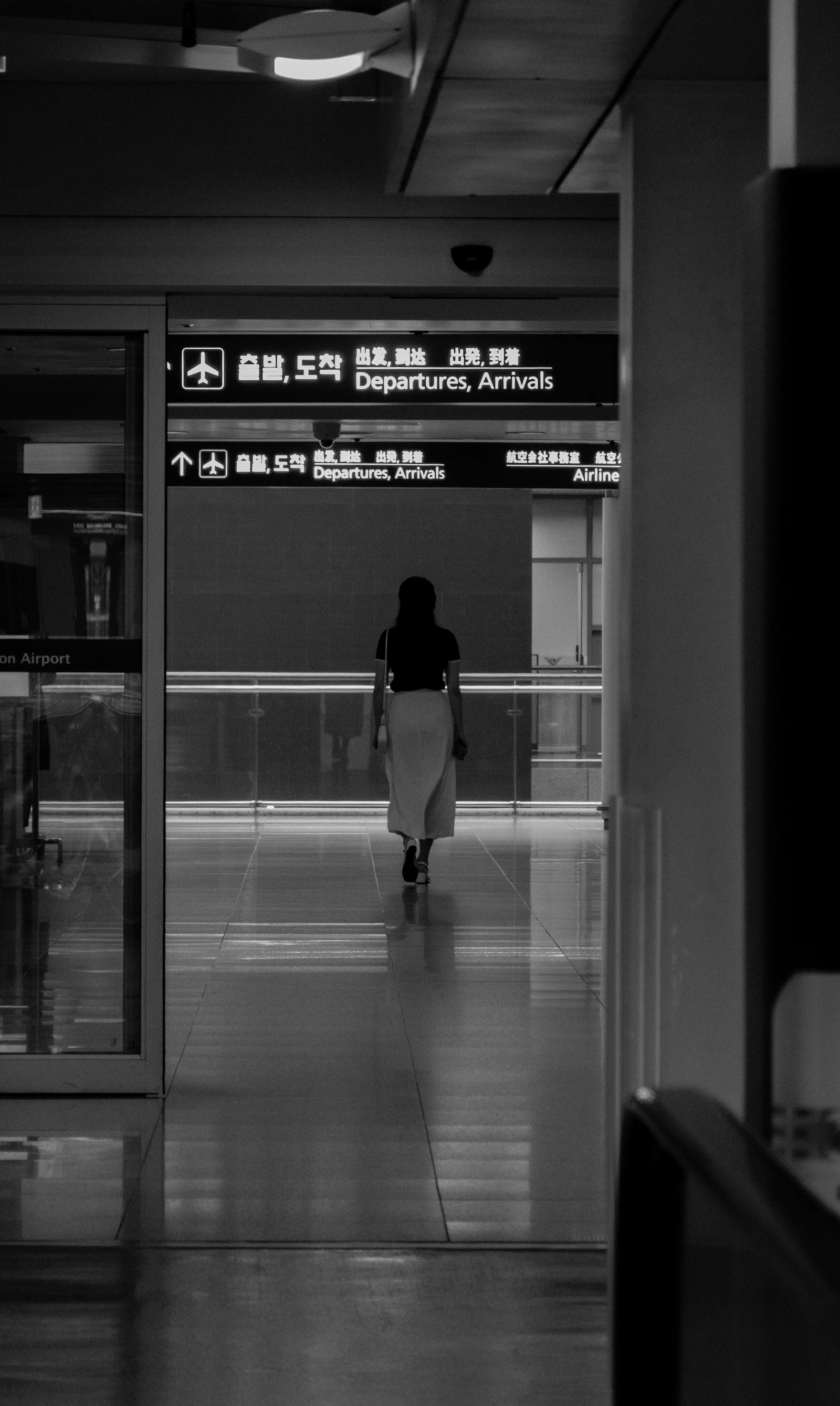 인천국제공항 출발·도착 안내 표지 아래를 지나가는 여행자 모습으로, 해외 출발 크루즈의 항공편과 전날 도착 준비를 설명하는 이미지