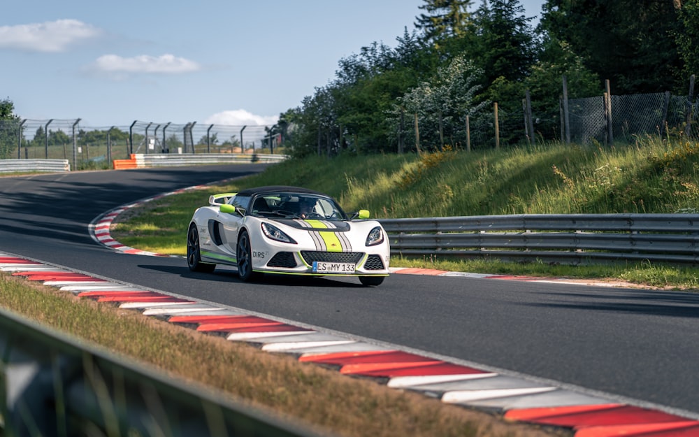 Foto Corrida de carros esportivos brancos e pretos na pista – Imagem de  Carro grátis no Unsplash