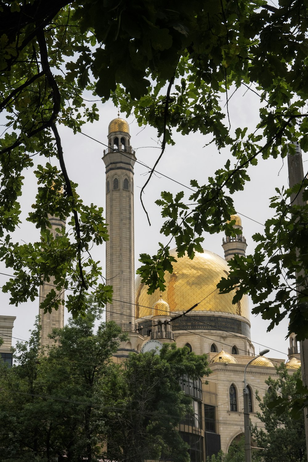 um grande edifício com uma cúpula dourada em cima dele