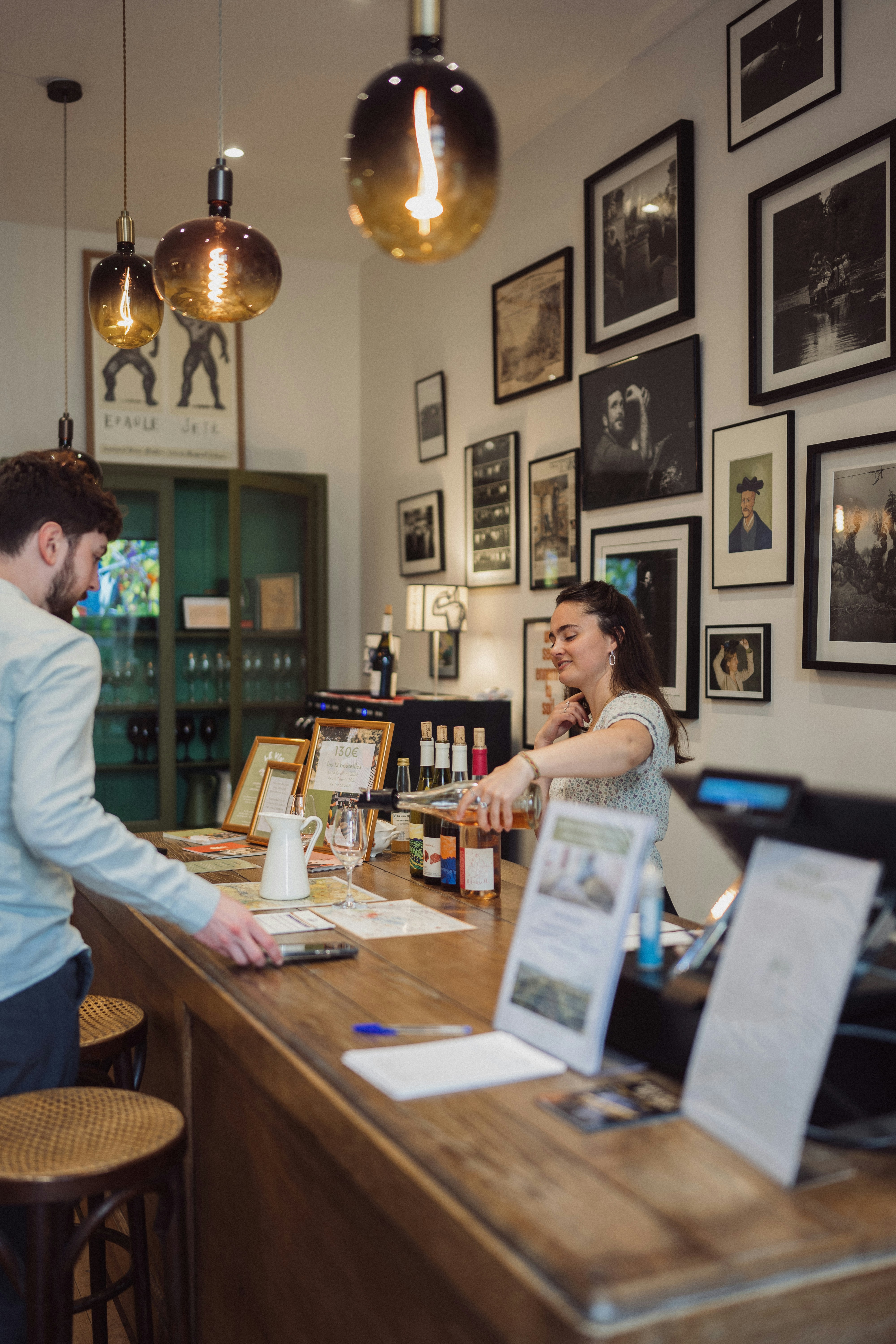 バーに立つ男女